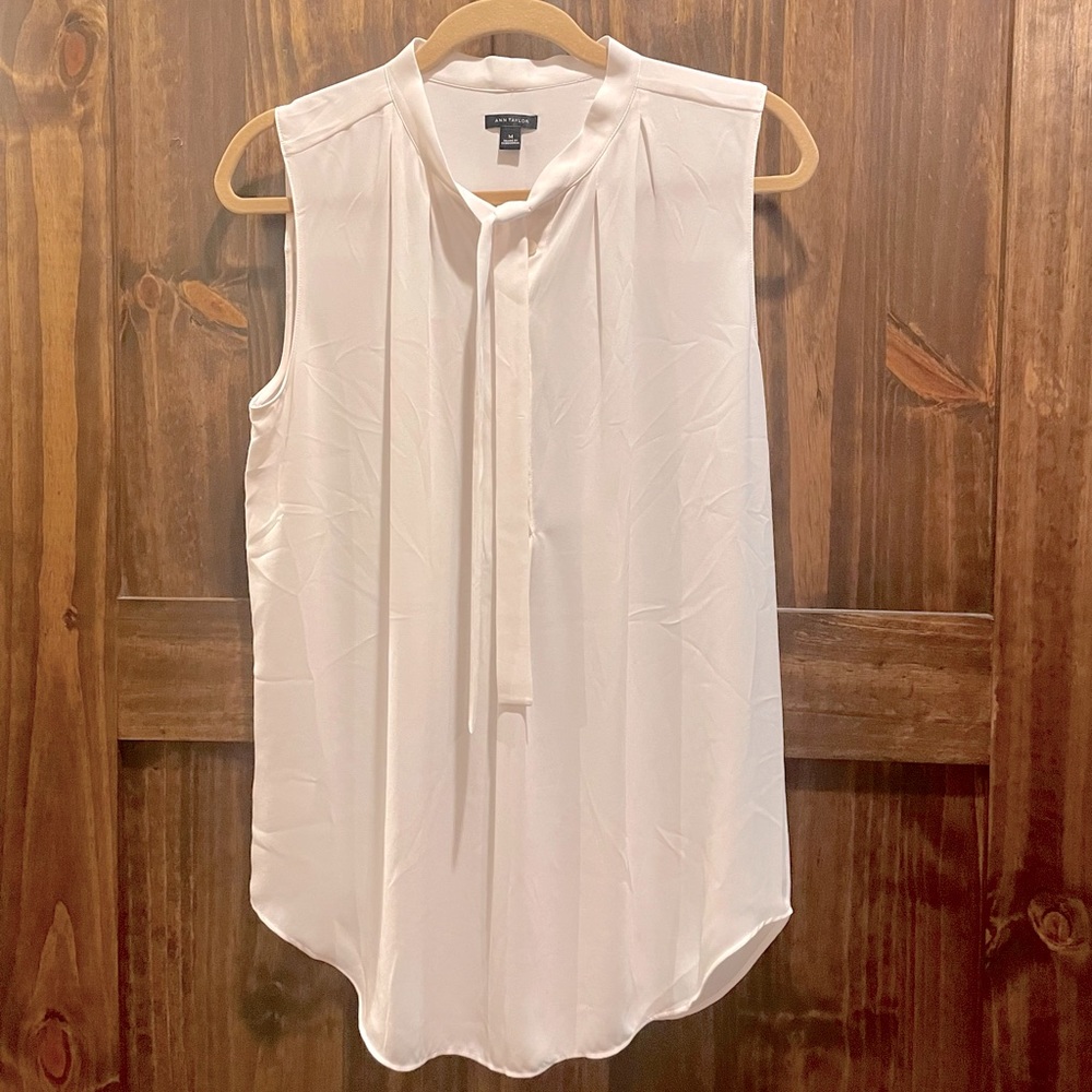 Ann Taylor Med lightweight sleeveless poly tie blouse in off-white.Nice. Classic